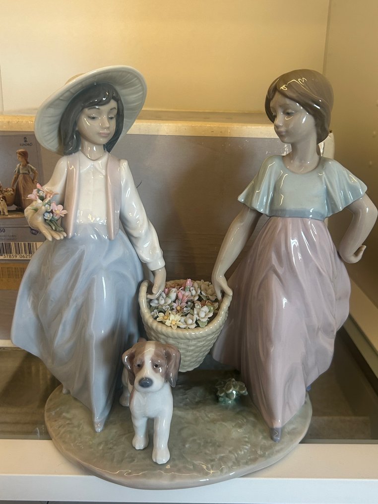 Lladró - Antonio Ramos - Beeldje, Recogiendo Flores - 6250 - New in original box - 23 cm - Porselein #1.0