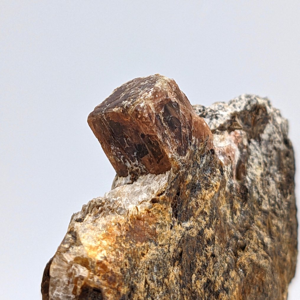 ΑΝΔΑΛΟΥΣΙΤΗΣ, Πολλοί κρύσταλλοι πάνω σε CALCITE, Ιταλία. Κρύσταλλοι στη μήτρα - Ύψος: 77 mm - Πλάτος: 73 mm- 157 g - (1) #4.3