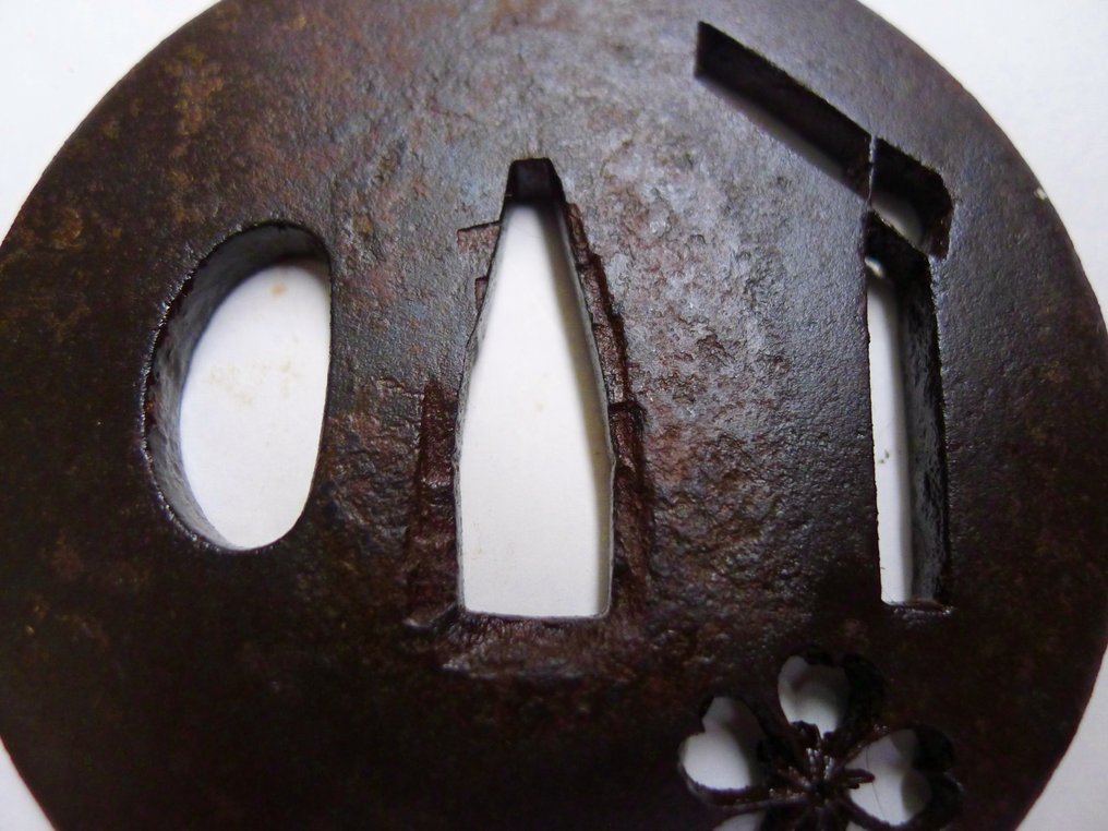 Conjunto de tsuba sukashi com motivo de 3 flores de bambu, bonito. - Japão - Período Edo (1600 1868) #3.2