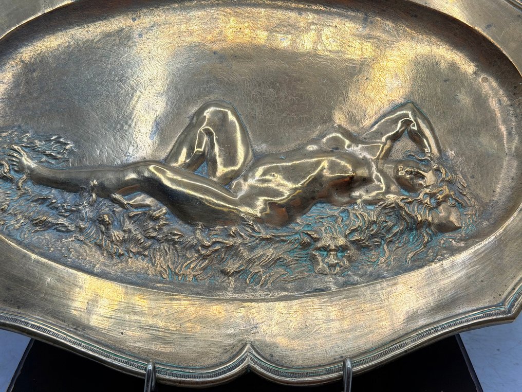Escuela Francesa (s. XIX) - Tálca - Lelazul - Patinált bronz - Női akt #2.1
