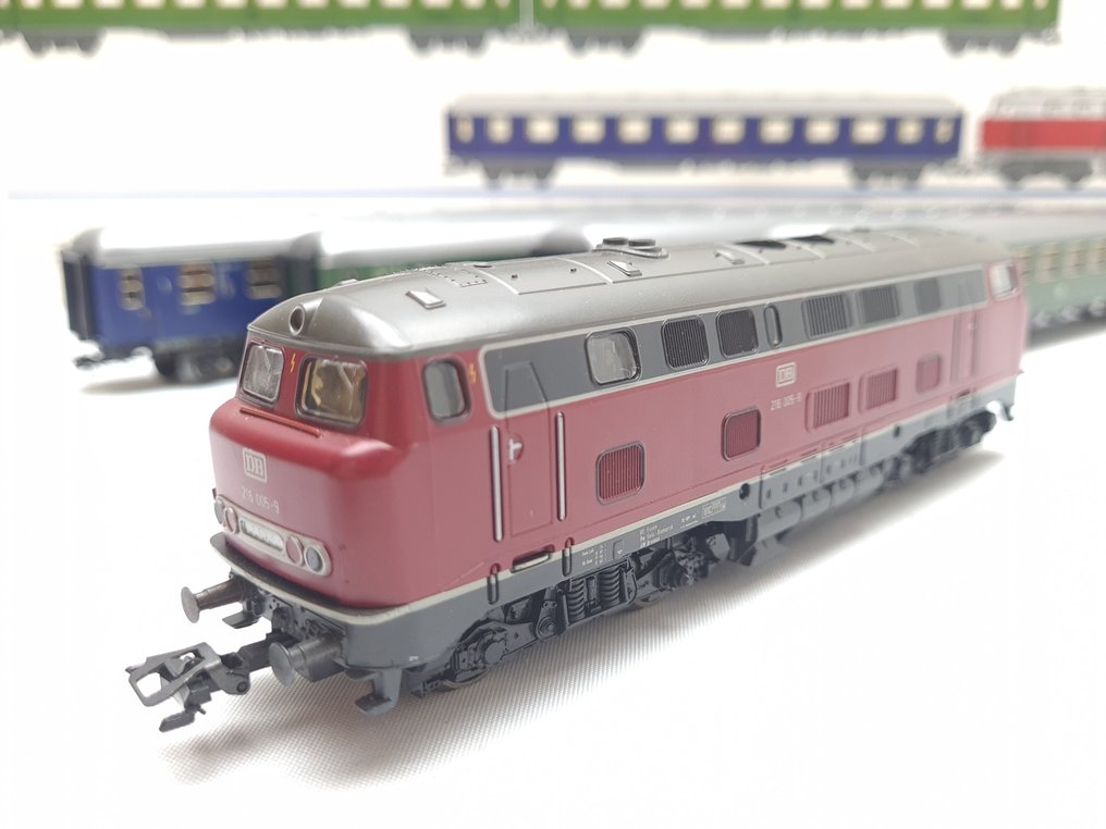 Märklin H0 - 2864 - Train set (1) - 5-piece express train set with V160 'Lollo' and 4 carriages, with sound and interior lighting. - DB #4.3