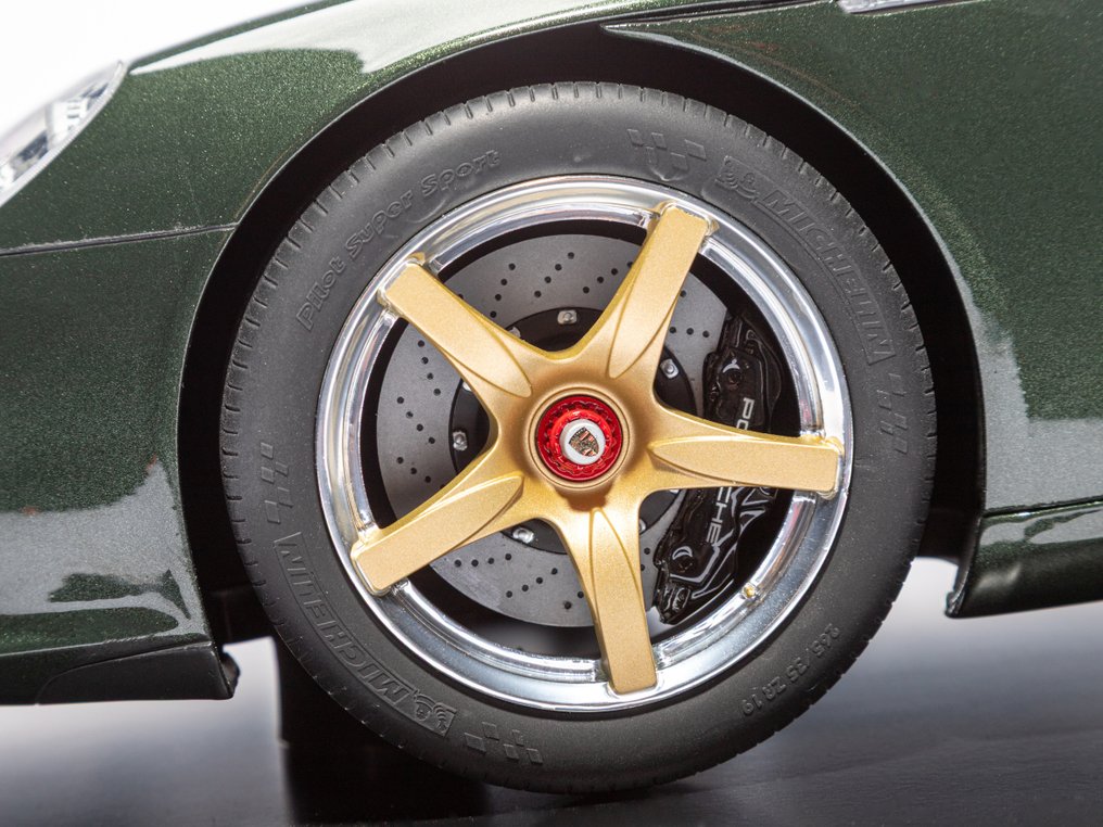 HC Models 1:8 - Model car - Porsche Carrera GT (Oak green) Limited Edition of 25 pcs #3.2