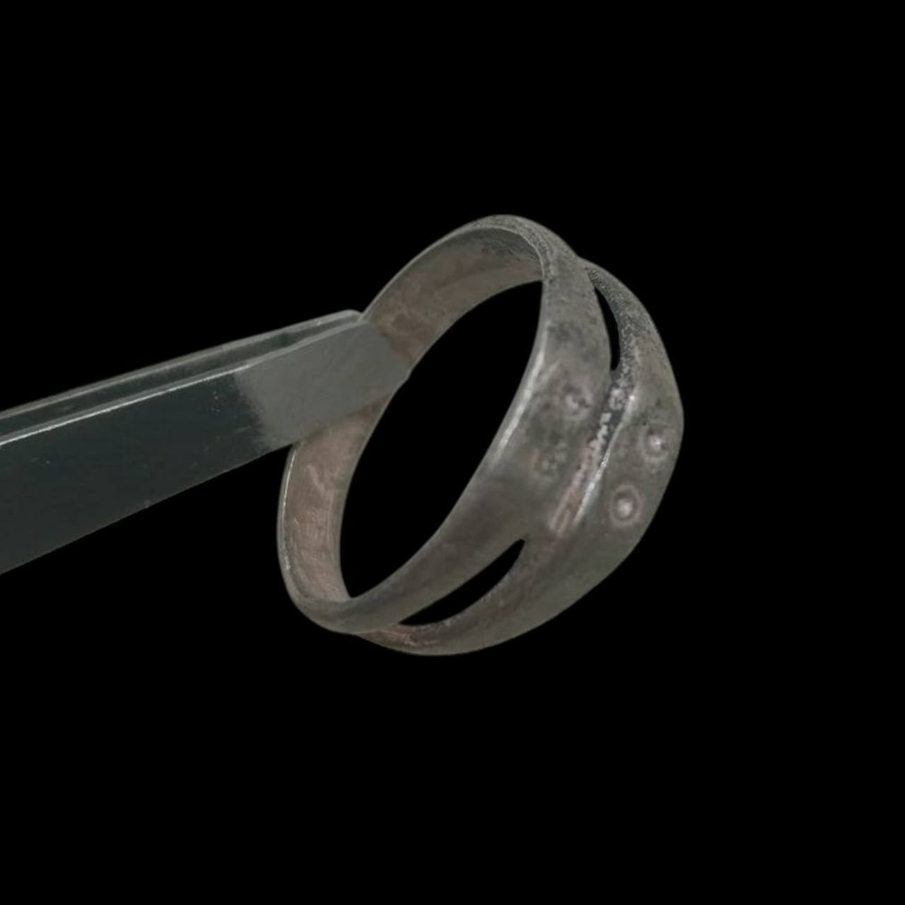 Myöhäinen Rooma / Varhainen Bysantti Hopeasormus, jossa on kaksoisasetuksella varustettu sormus ja pistekuvioita. (Ei pohjahintaa) #1.0