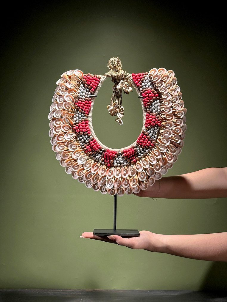 Ozdobny ornament - NO RESERVE PRICE - SN18 - Wonderful Decorative Shell Necklace on Custom Stand - Indonezja #1.0