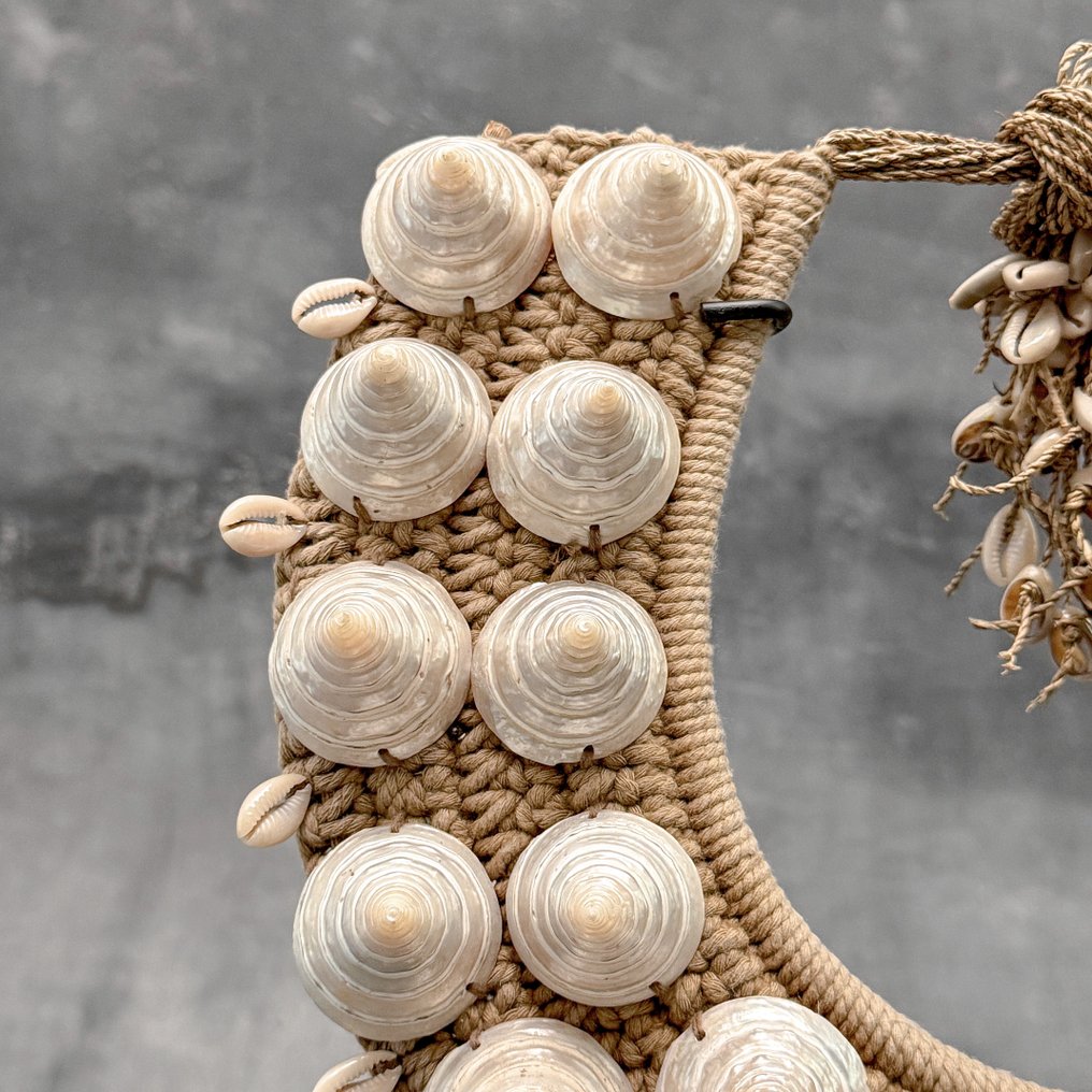 Decorative ornament - NO RESERVE PRICE - SN13 - Decorative shell necklace on a custom stand - Papua New Guinea #3.2