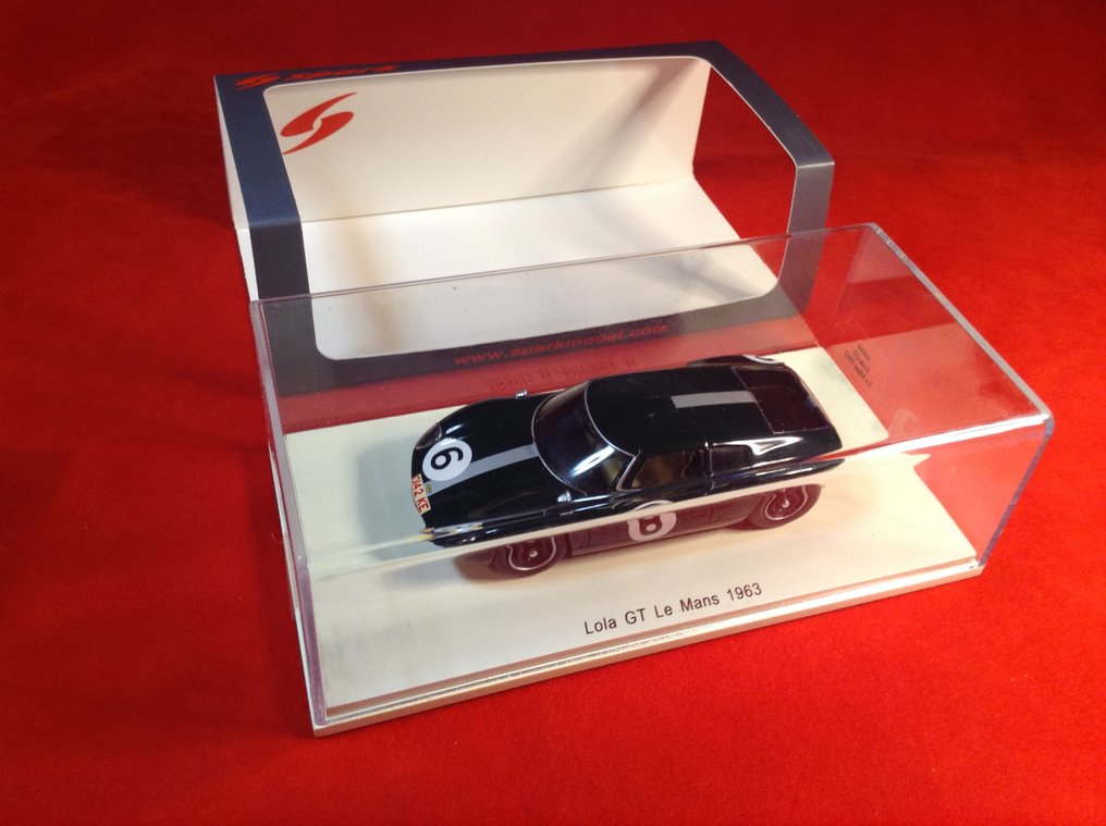 Spark 1:43 - Machetă mașină de curse - ref. #S4948 Lola Mk6 GT Sport Berlinetta Team Broadley Lola Cars Le Mans 1963 #3 Attwood/Hobbs - Calitate excelentă - ediție limitată - dificil de găsit astăzi. #1.0