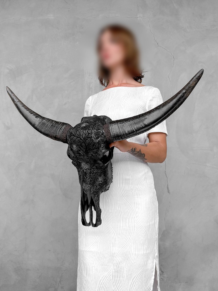 NO RESERVE PRICE- C - Ægte håndskåret sort vandbøffelskalle - roses-motiv - Indgraveret kranie - Bubalus Bubalis - 58 cm - 84 cm - 17 cm- Ikke-CITES arter - (1) #2.1