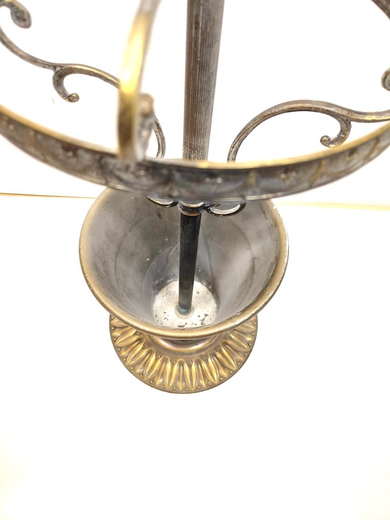 Kävelykeppi - Kävelykärry, upeasti työstetty pronssista, jossa on pyöreä säiliö. #1.0