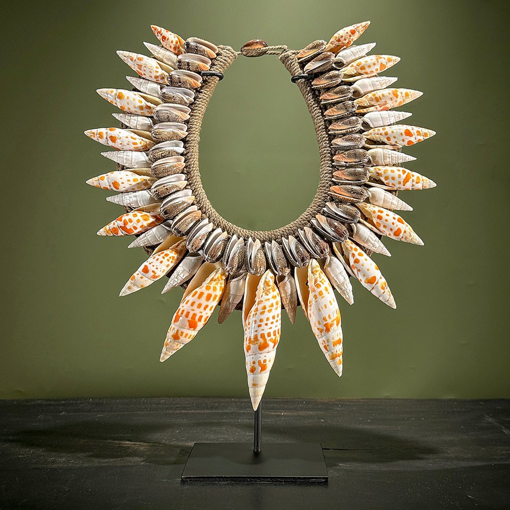 Decorative ornament - NO RESERVE PRICE - SN11 - Decorative Shell Necklace on a custom stand - Papua New Guinea #2.1