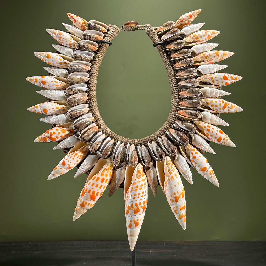 Decorative ornament - NO RESERVE PRICE - SN11 - Decorative Shell Necklace on a custom stand - Papua New Guinea #3.2