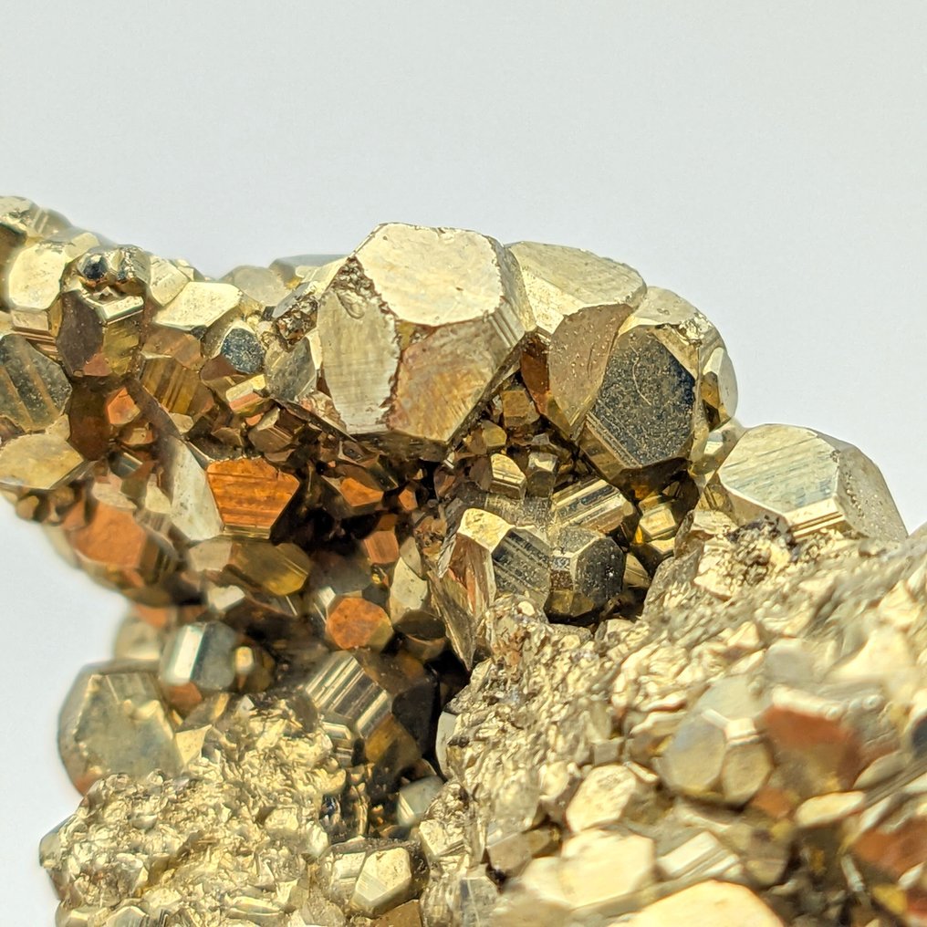 Golden Pyramid, Pentagonododecahedron, Peru Crystals on matrix - Height: 42 mm - Width: 31 mm- 67 g #4.3