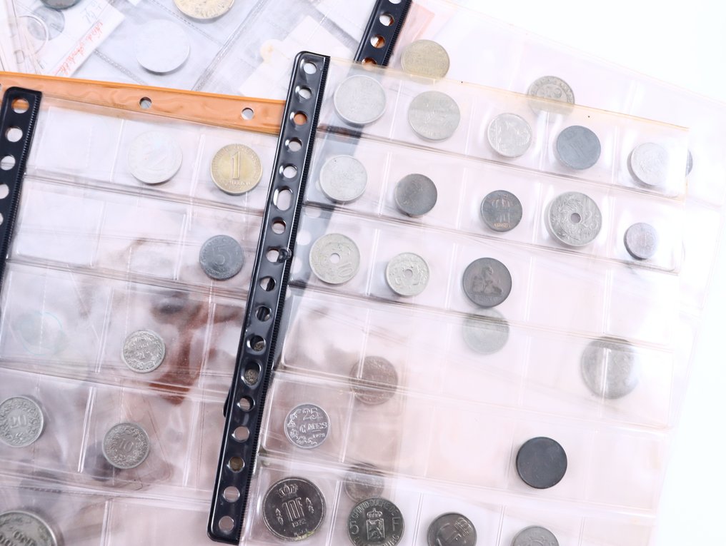 World. Uitzoekpartij op bladen (3.38 kilo) (No reserve price) #1.0