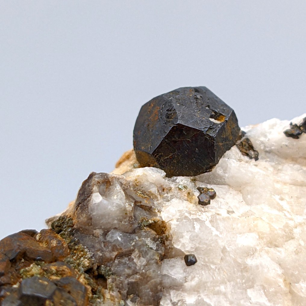 Πευκοειδής ψευδομορφή πυρίτη, τέλειος κρύσταλλος, τετράγωνο. Κρύσταλλοι στη μήτρα - Ύψος: 79 mm - Πλάτος: 70 mm- 193 g #1.0