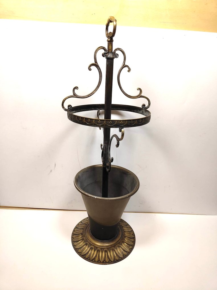 Kävelykeppi - Kävelykärry, upeasti työstetty pronssista, jossa on pyöreä säiliö. #1.0