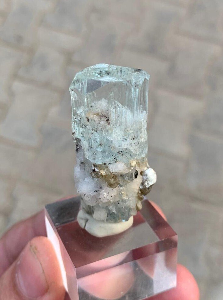 不~保留蓝色海蓝宝石水晶配以云母 水晶 - 高度: 4.2 cm - 宽度: 1.9 cm- 23 g - (1) #1.0