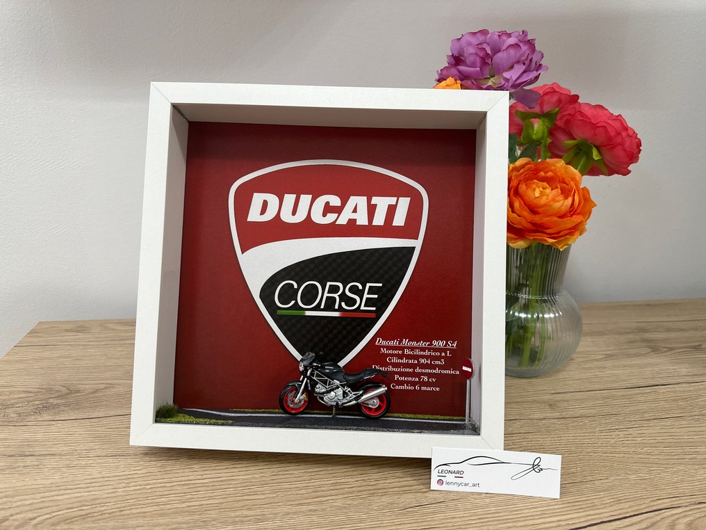 Artwork - Ducati - Ducati 998 R / Ducati monster 900 S4 1/24 Leonard C. D. - unico numerato con Diorama - 2025 #4.3