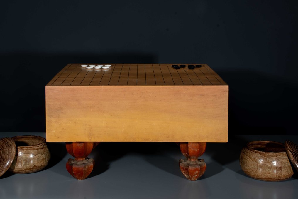 Periodo Taishō - Showa (20th century) - Gioco da tavolo - A solid wood Go-game table (goban) complete with go-stones (go-ishi) - Pietra - Legno #2.1