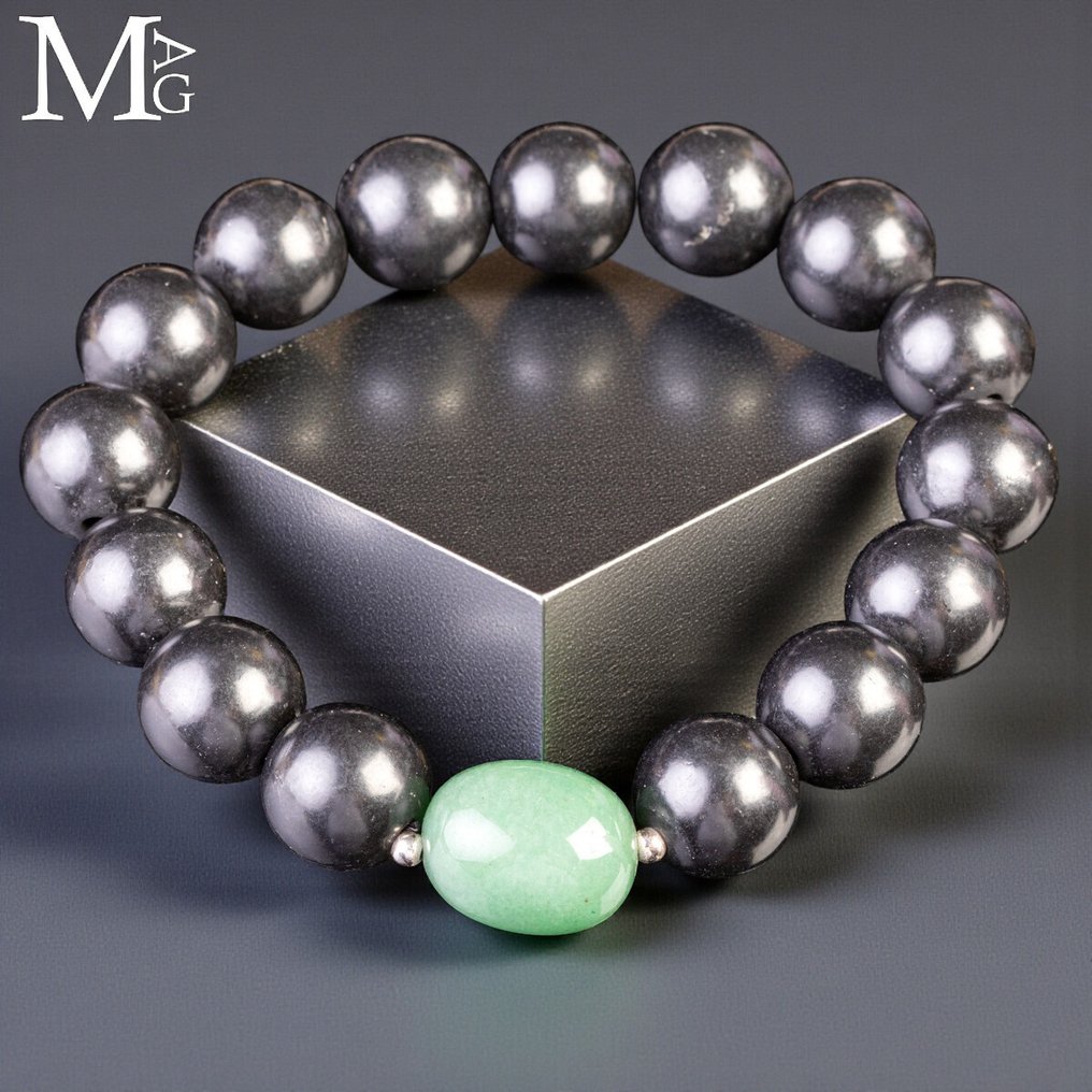 Pure carbon mineral, 2.0 billion years old. Shungite bracelet with 12 mm beads and nephrite jade centerpiece - Height: 200 mm - Width: 12 mm- 36 g #3.2