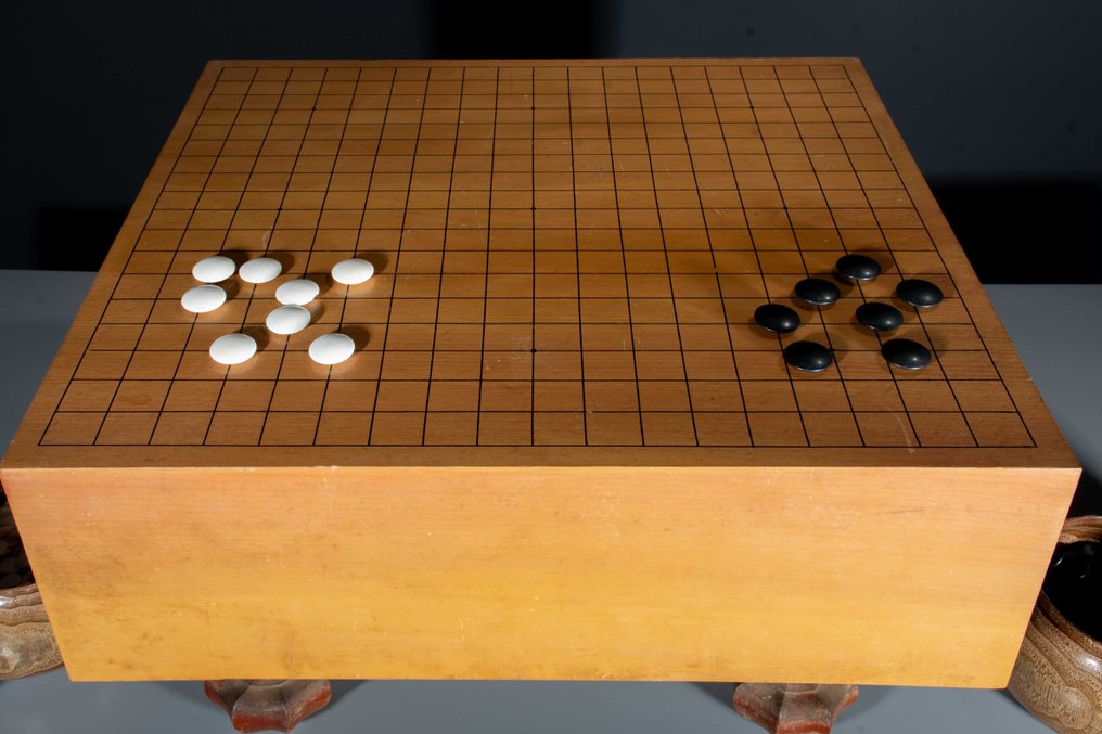 Periodo Taishō - Showa (20th century) - Gioco da tavolo - A solid wood Go-game table (goban) complete with go-stones (go-ishi) - Pietra - Legno #3.2