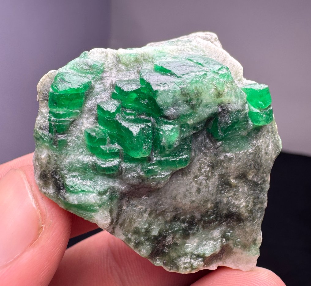Wow, Vivid Green Emerald Step By Step Crystals on matrix - Height: 42 mm - Width: 40 mm- 38 g - (1) #1.0