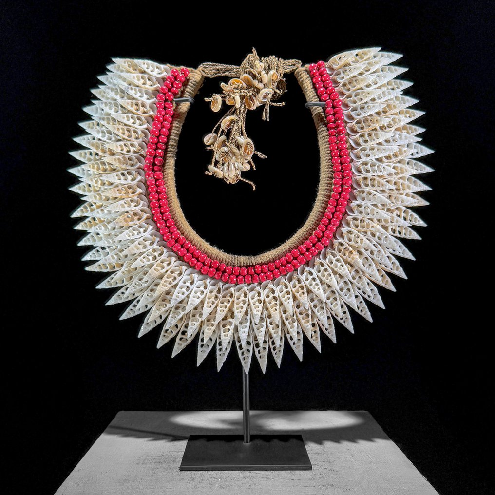 Zierornament - NO RESERVE PRICE - SN7 - Decorative shell necklace on a custom stand - Papua Neuguinea #1.0