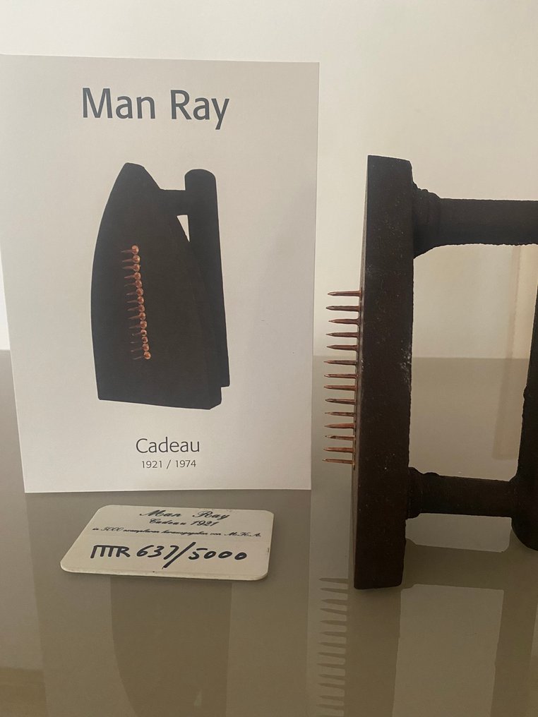 Man Ray (1890-1976) - 雕塑, Cadeau - 17 cm - 铁 - 1974 #1.0