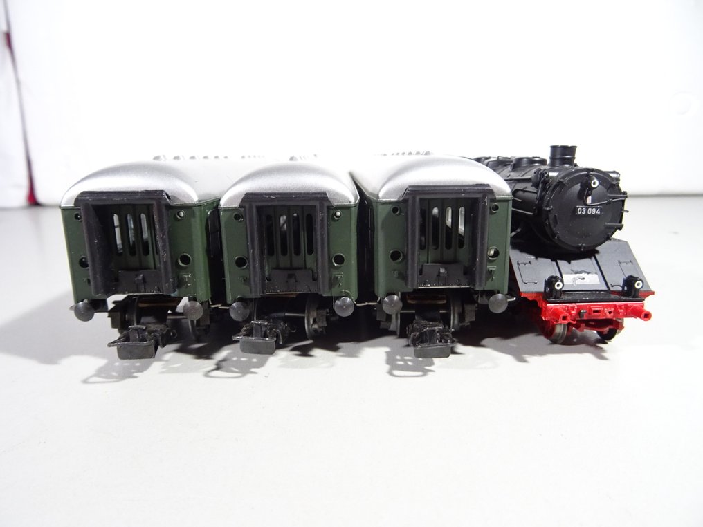 Fleischmann H0 - 4103 - Lokomotywa parowa z tendrem (1) - BR 03 z 3 samochodami osobowymi - DB #3.2