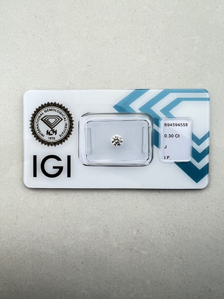 沒有保留價 - 1 pcs 鑽石 (天然) - 0.30 ct - 圓形 - J(極微黃、從正面看是亮白色) - IF - 國際寶石學院(International Gemological Institute (IGI)) #1.0