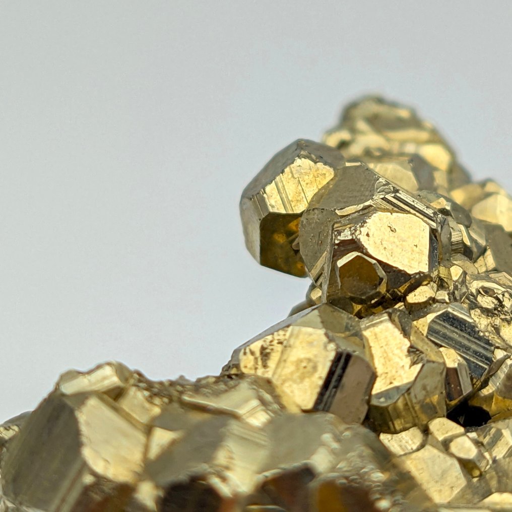 Golden Pyramid, Pentagonododecahedron, Peru Crystals on matrix - Height: 42 mm - Width: 31 mm- 67 g #1.0