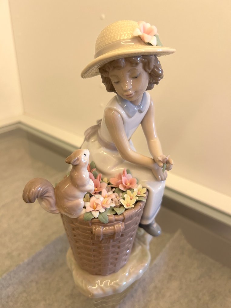 Lladró - Alfredo Llorens - Beeldje, Hello little squirrel - 6825 - Perfect condition - 20 cm - Porselein - 2001 #1.0