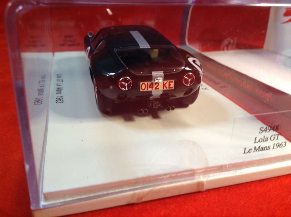 Spark 1:43 - Machetă mașină de curse - ref. #S4948 Lola Mk6 GT Sport Berlinetta Team Broadley Lola Cars Le Mans 1963 #3 Attwood/Hobbs - Calitate excelentă - ediție limitată - dificil de găsit astăzi. #4.3