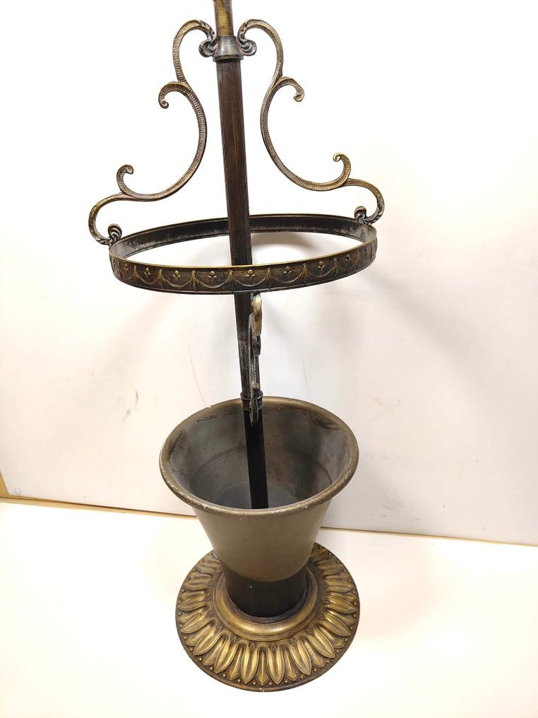 Kävelykeppi - Kävelykärry, upeasti työstetty pronssista, jossa on pyöreä säiliö. #3.2