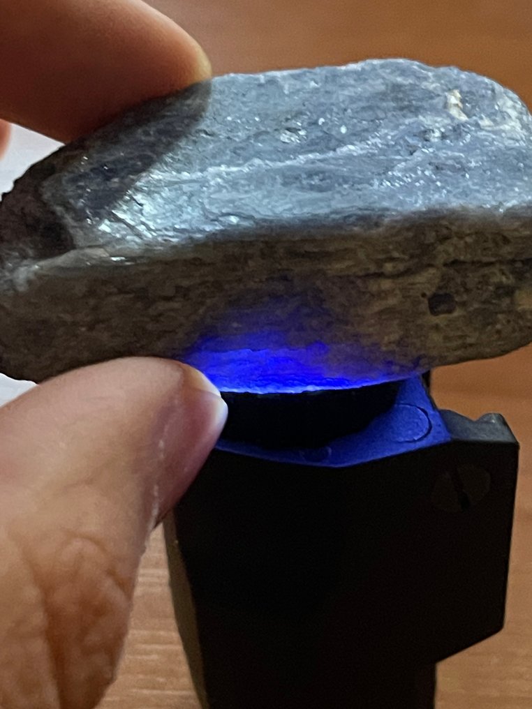 蓝宝石 粗糙。顶级皇家蓝。‘精彩之作’296.5克拉。 - 高度: 52 mm - 宽度: 34 mm- 59.3 g #3.2