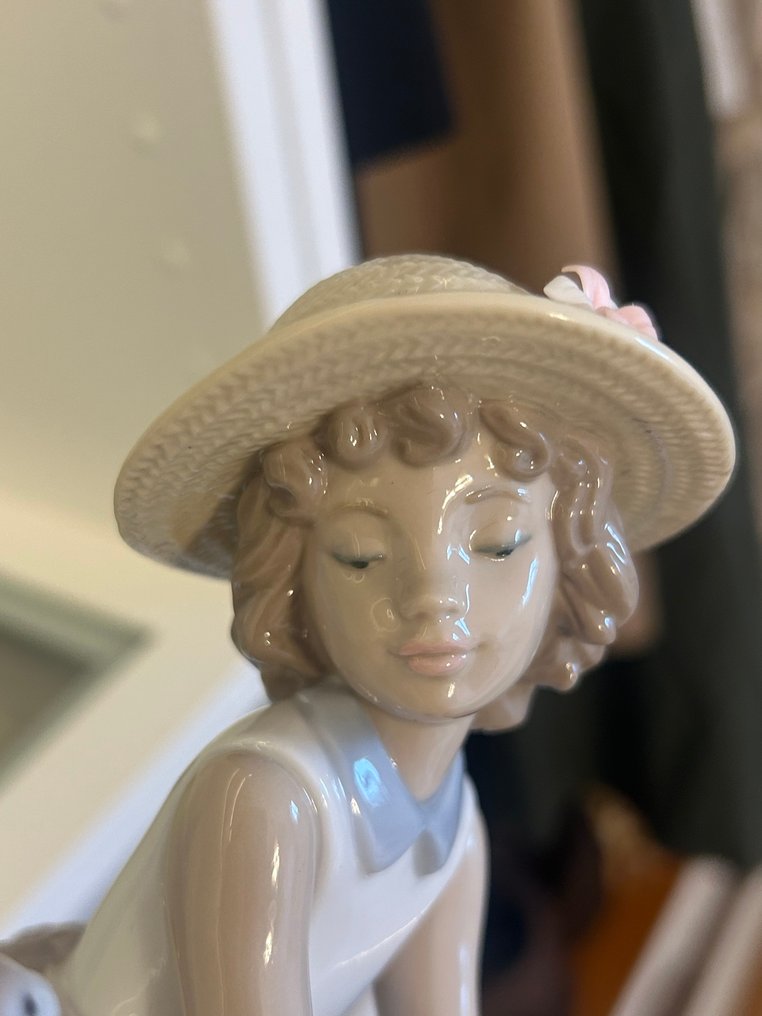 Lladró - Alfredo Llorens - Beeldje, Hello little squirrel - 6825 - Perfect condition - 20 cm - Porselein - 2001 #1.0