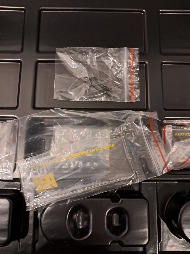 Tarmac Works 1:64 - Modell autó - Mercedes-AMG GT3 4A like Black No. 4 - Box Set #2.1