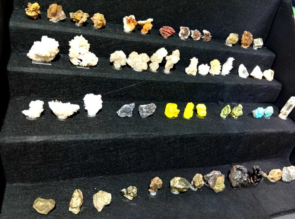 barite, fluorite, hematite, galena, piromorphite, magnesite, calcite. Mineral Collection - Height: 30 cm - Width: 50 cm- 3 kg - (50) #3.2