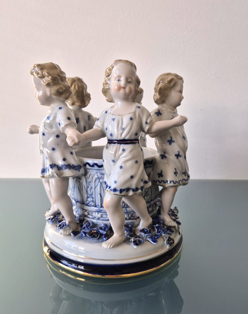 Onbekend - Statue, Bloempot met dansende meisjes - 18 cm - Porcelain #1.0