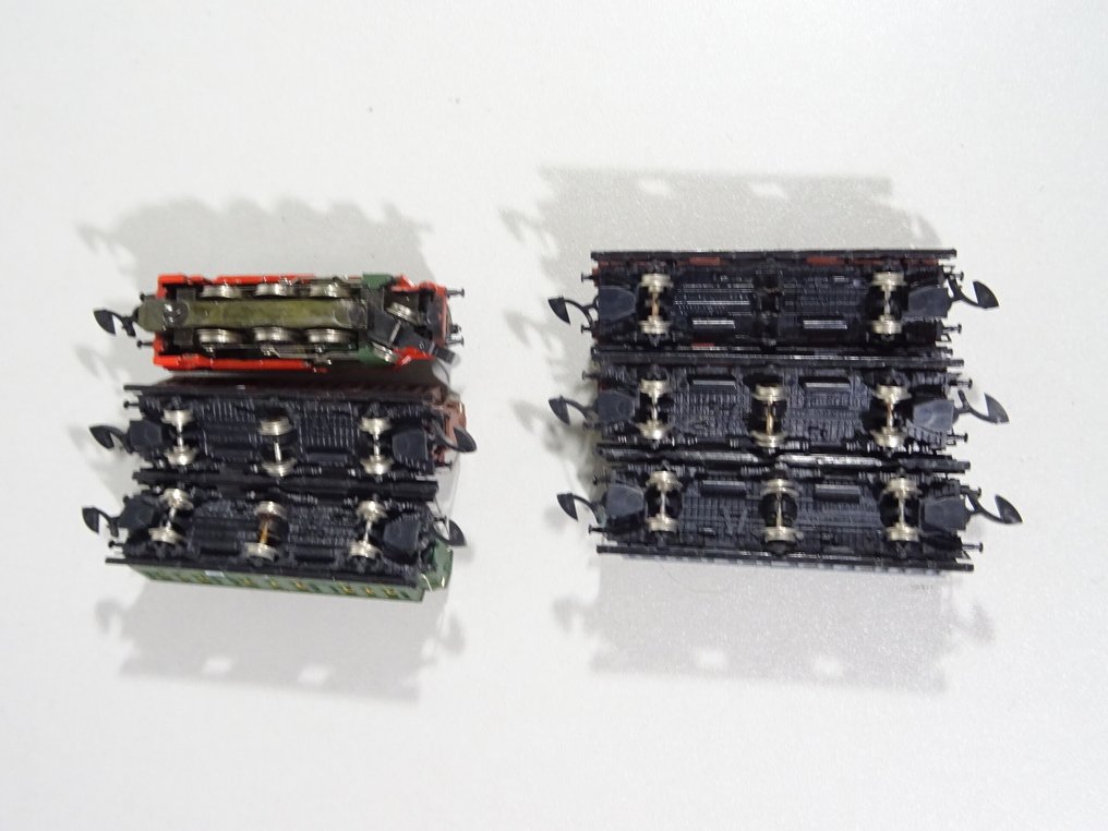 Märklin Z - 8801 - 蒸汽火車 (1) - 蒸汽机车 BR 96 002 SNCB - 绿色配备5辆近距离交通车 DRG #1.0