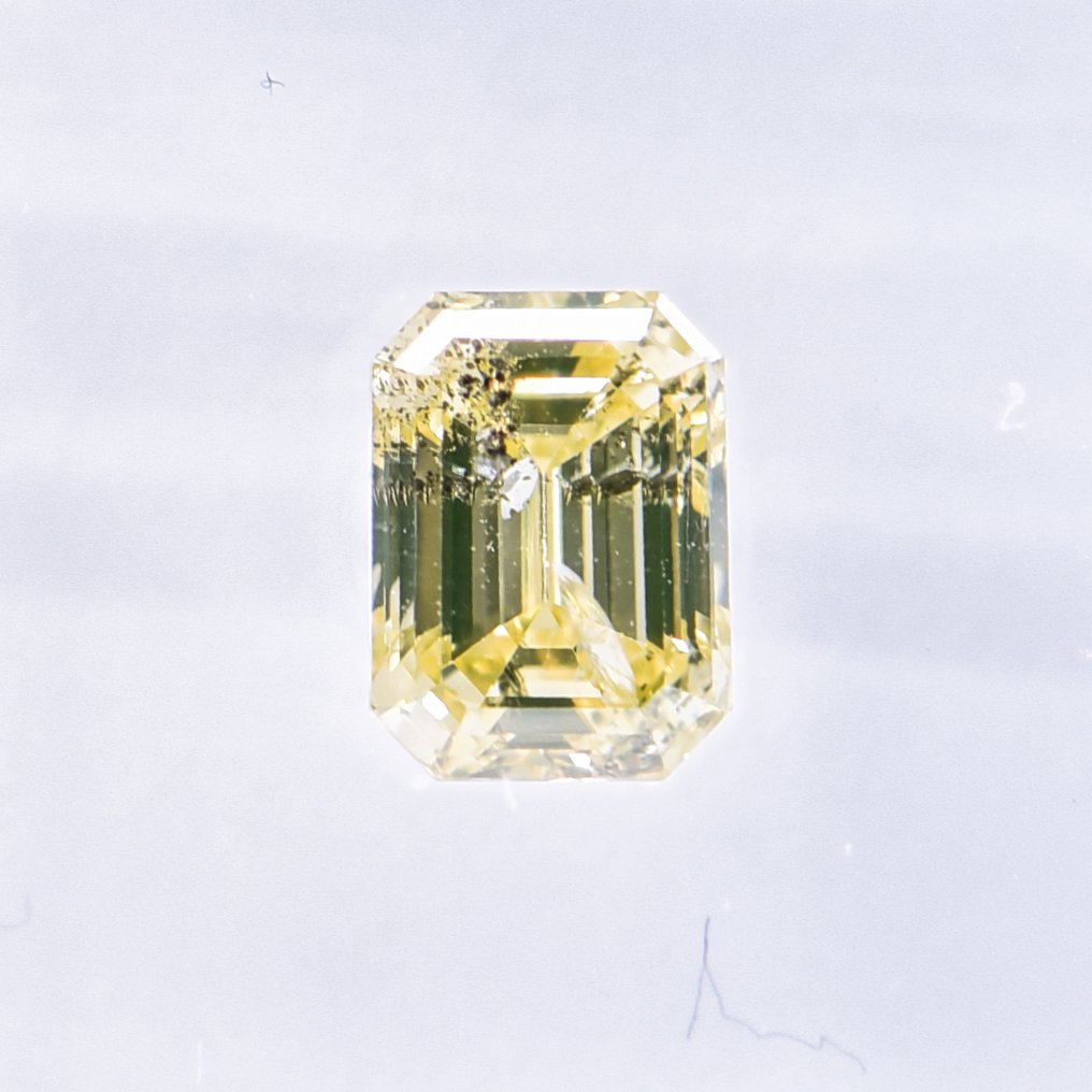 Zonder minimumprijs - 1 pcs Diamant (Natuurlijk gekleurd) - 0.68 ct - Smaragd - Fancy Groenachtig Geel - P1 - International Gemological Institute (IGI) - VG #1.0