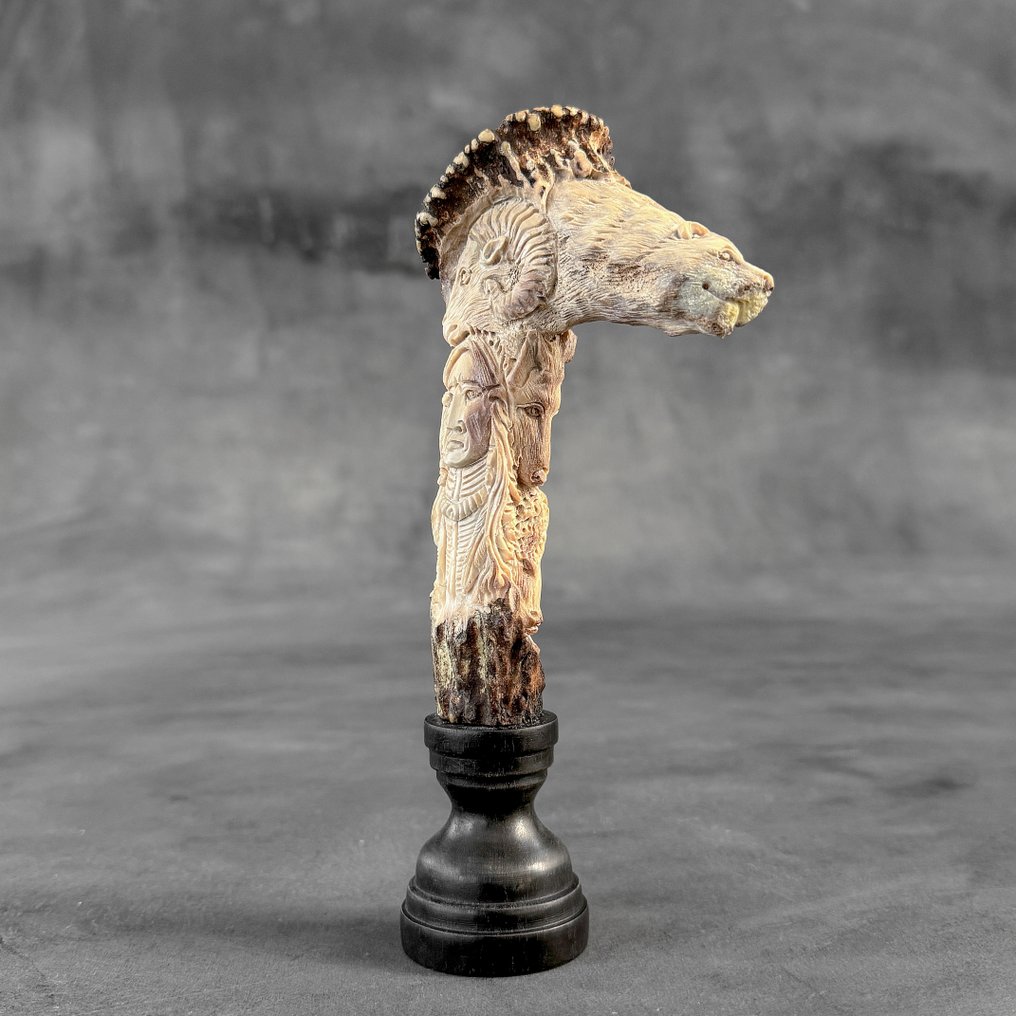 Faragás, NO RESERVE PRICE - Stunning Native American with Animal totem carving from deer antler on stand - 19 cm - Szarvas agancs - 2025 #2.1