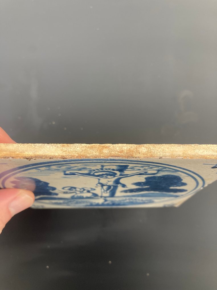  Πλακάκι - Αρχαία Δελφική μπλε πλακάκι με ‘η σταύρωση του Ιησού’ (ελεύθερη προσφορά) - 1700-1750  #2.1