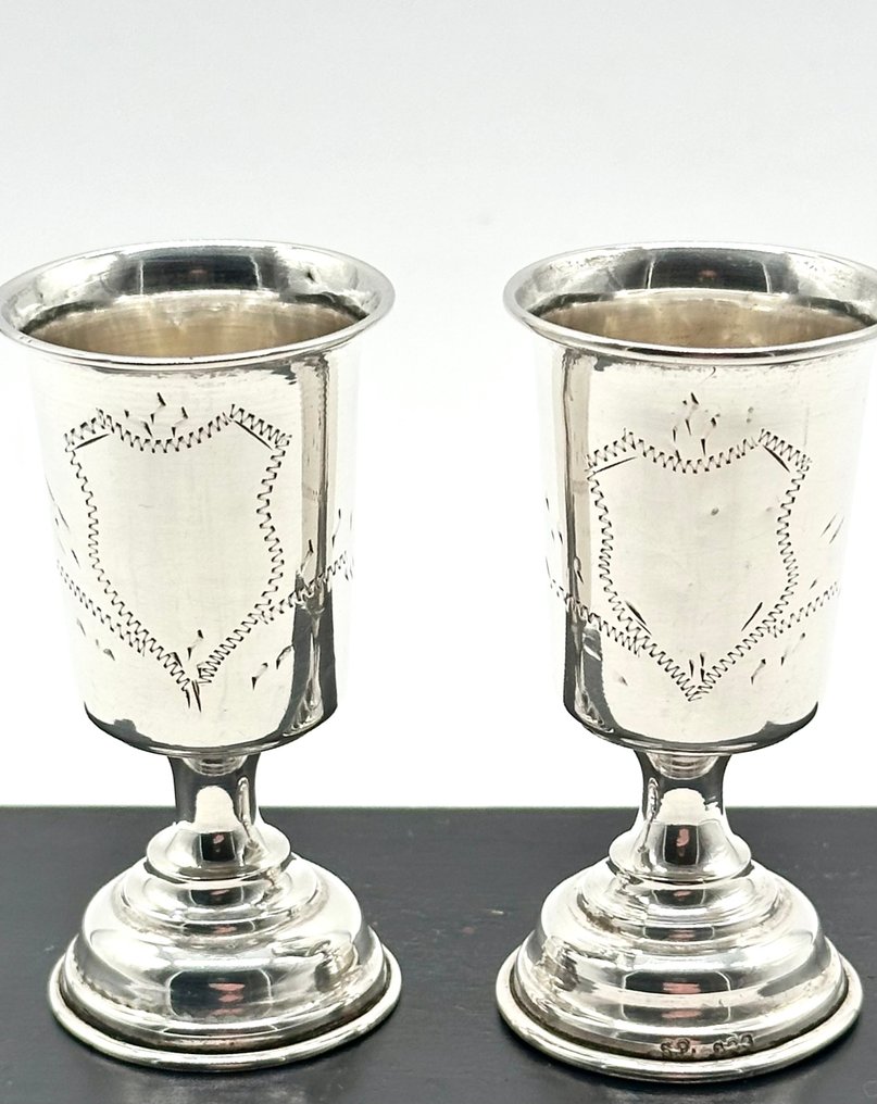 No reserve-Twee antieke zilveren borrelbekertjes met cartouche - Tazza (2) - .833 argento #1.0