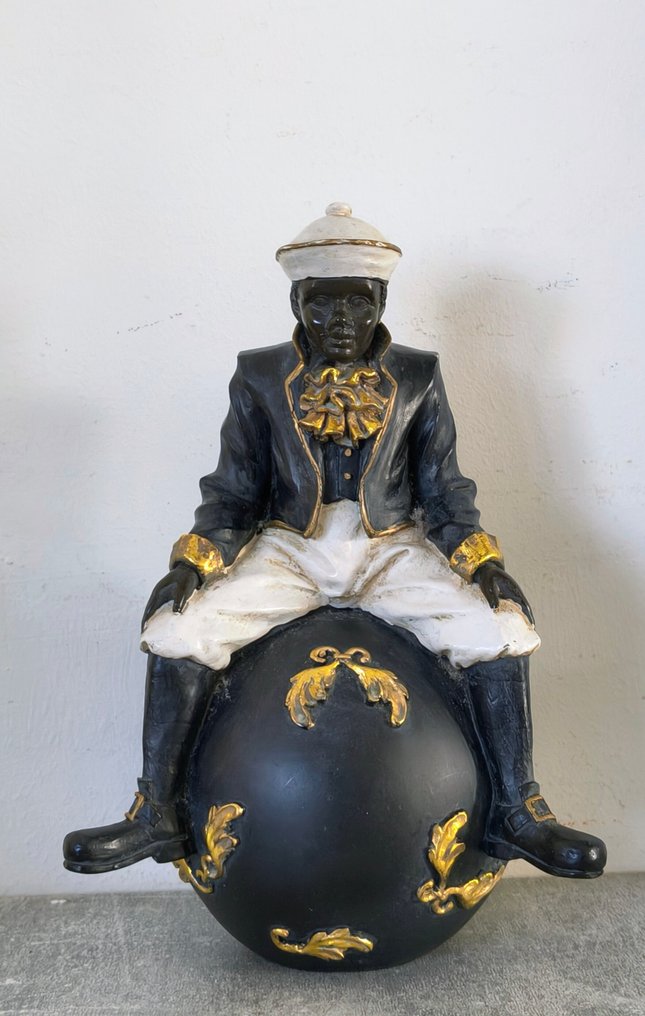 Figurine from the colonial days in France - Figure - Jongen in oude zeemanskleding zittend op bol - Wood, Pottery #1.0