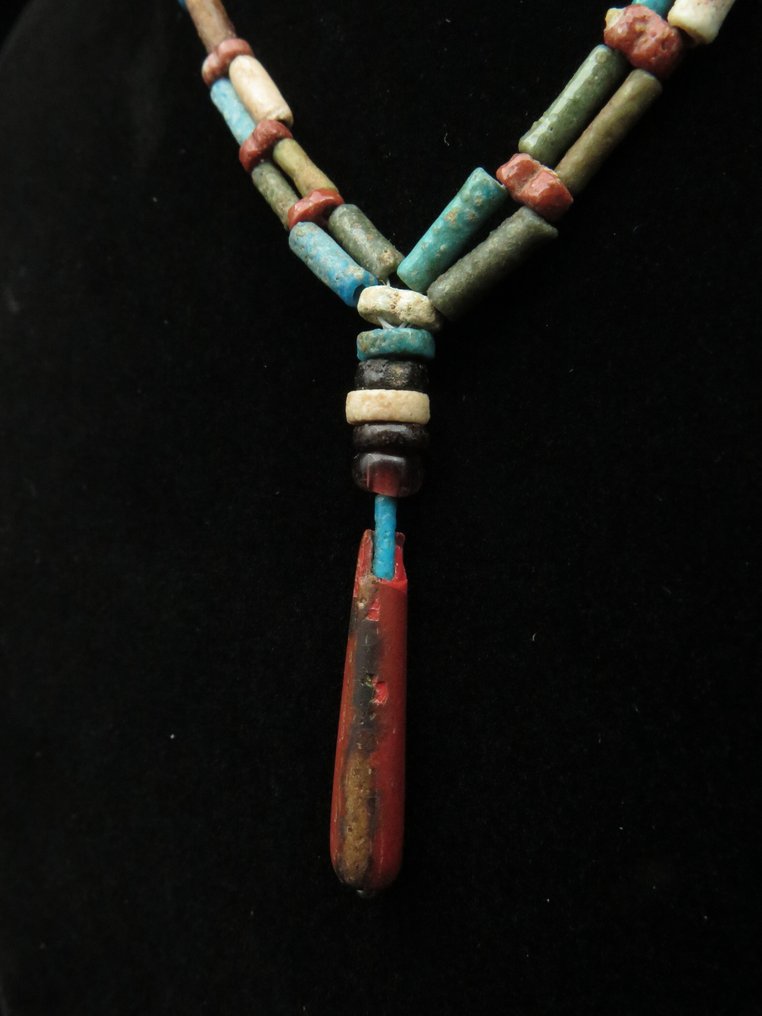 Αρχαία Αιγυπτιακή Κολιέ φτιαγμένο από γυαλί, καρνέλιο, χαλαζία και φαιάς, με κουδουνάκια μούμιες. - 44 cm  (χωρίς τιμή ασφαλείας) #2.1