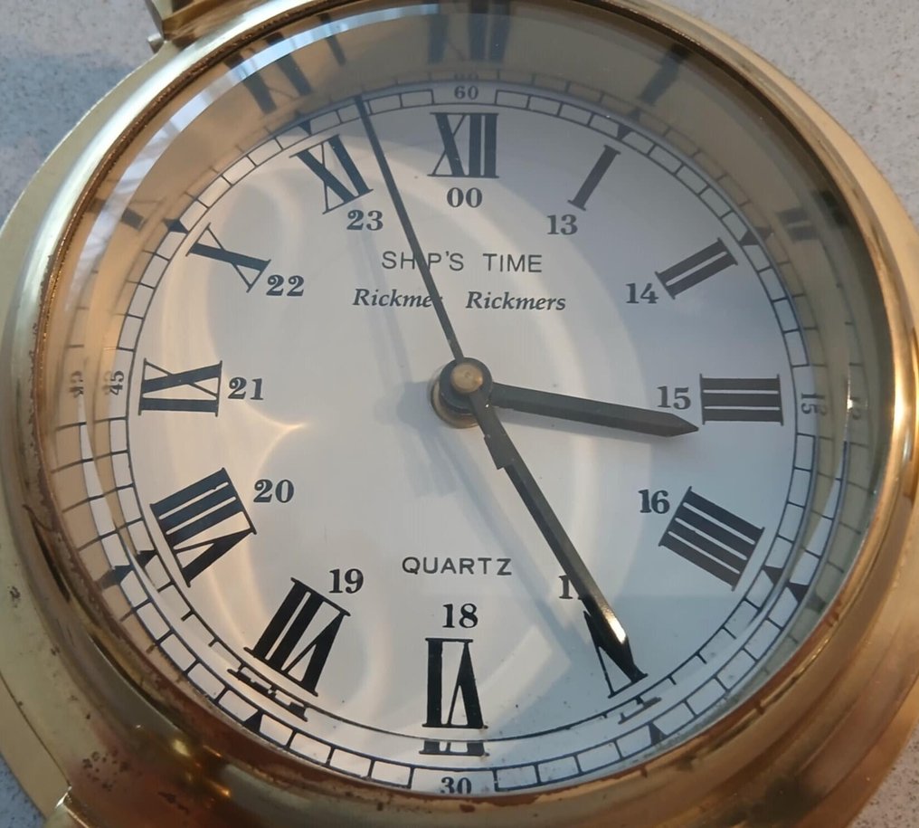 Marine clock with ship's time, made of solid brass, porthole-shaped. - solid brass - Late 20th century #1.0