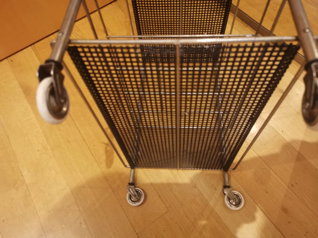 上菜手推車 - 金属，镀铬的 - 复古中世纪风格，少见带有瓶子支架。 #4.3