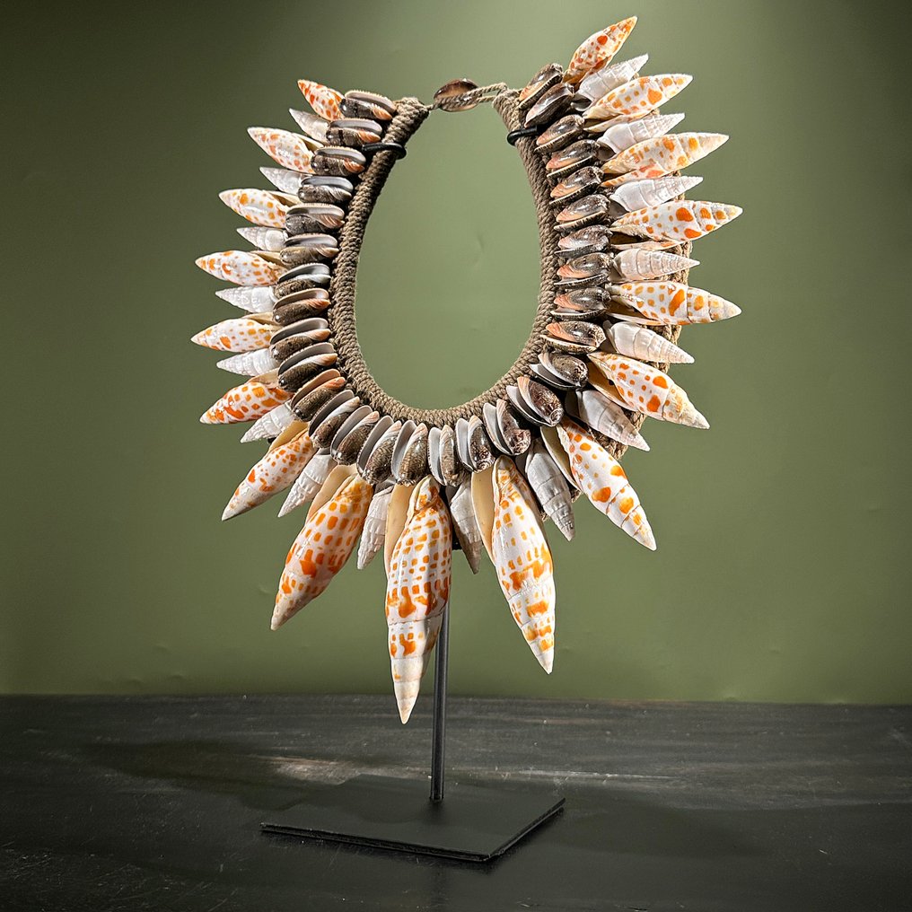 Decorative ornament - NO RESERVE PRICE - SN11 - Decorative Shell Necklace on a custom stand - Papua New Guinea #1.0