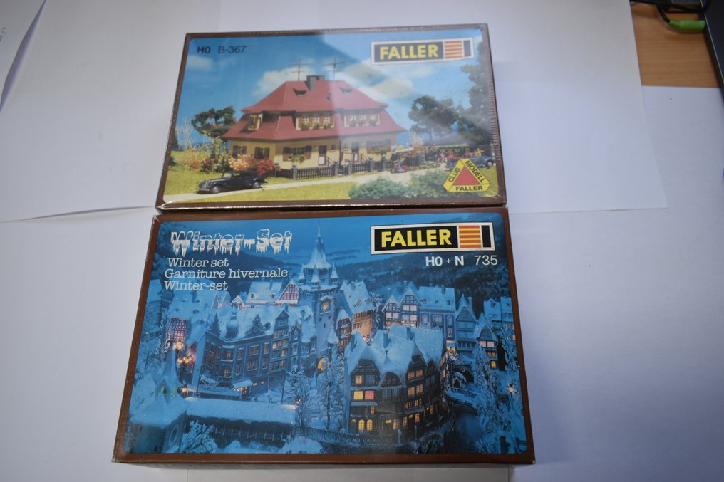Faller H0, N - B-367; 735 - Décor de train miniature (2) - Deux ensembles de construction : B-367 (maison résidentielle) et 735 Winter-Set. Les deux dans une #1.0