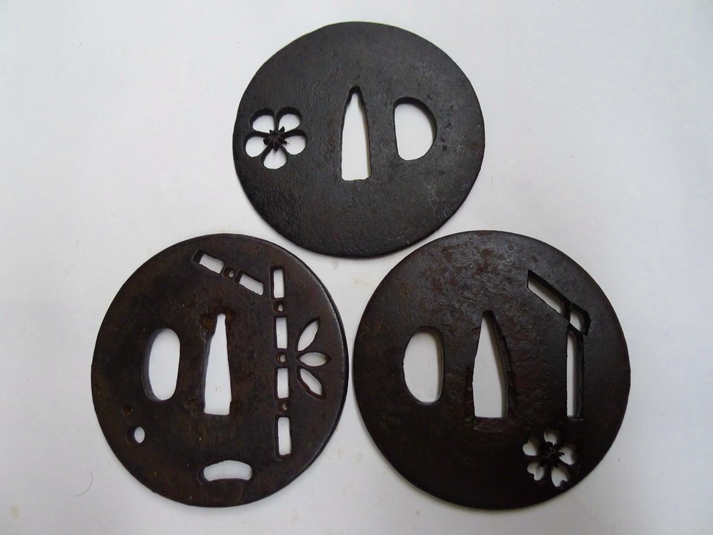 Conjunto de tsuba sukashi com motivo de 3 flores de bambu, bonito. - Japão - Período Edo (1600 1868) #1.0
