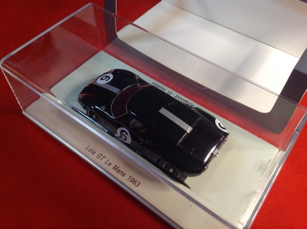 Spark 1:43 - Machetă mașină de curse - ref. #S4948 Lola Mk6 GT Sport Berlinetta Team Broadley Lola Cars Le Mans 1963 #3 Attwood/Hobbs - Calitate excelentă - ediție limitată - dificil de găsit astăzi. #2.1
